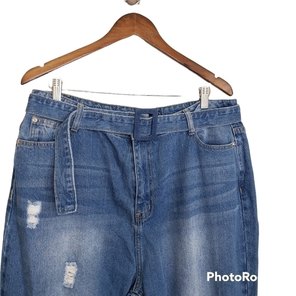 PrettyLittleThing blue distressed high rise belted jeans size large NWT - Picture 2 of 8